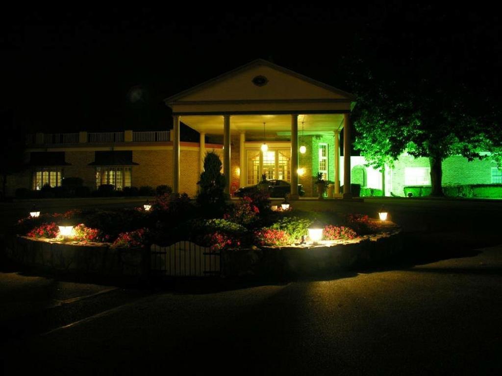 Hotel Carlisle & Embers Convention Center Eksteriør bilde